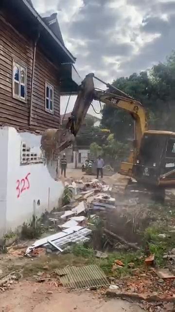 Excavator Destroy old house #automobile #machine #design #satisfying #machinetools #welding