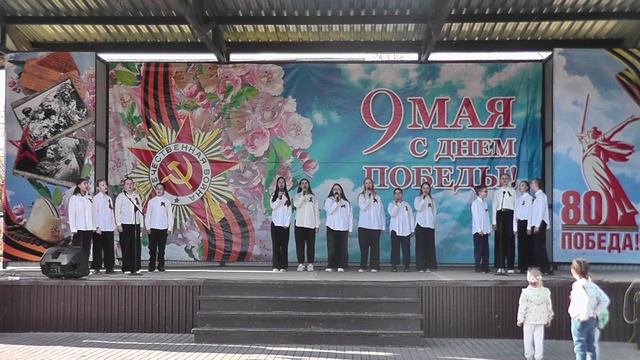 Концертная программа "Под ярким салютом великой Победы"