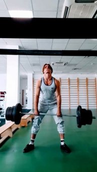 кривая техника и маленький вес 140кг при своих 82