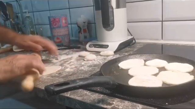 Food from a kettle with puff pastry cakes Еда из чайника с слоенными лепе