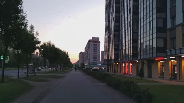 Шлиссельбургский проспект вечером, еду на велике. 14 июня 2023.