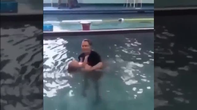 Погружение ребёнка в воду таким жестоким способом оставляет у него стресс на всю жизнь.