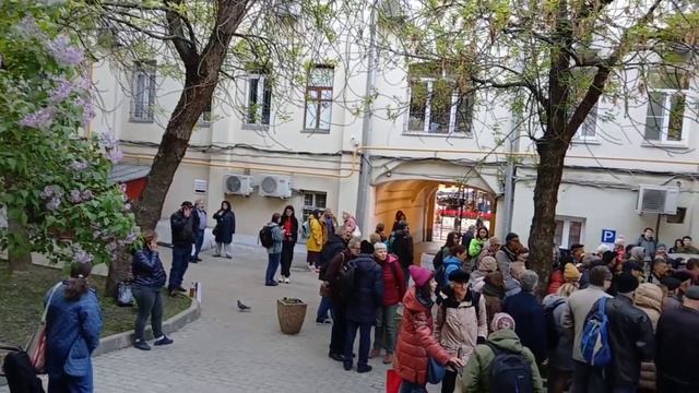2025-05-09 дворик Окуджавы После дождичка