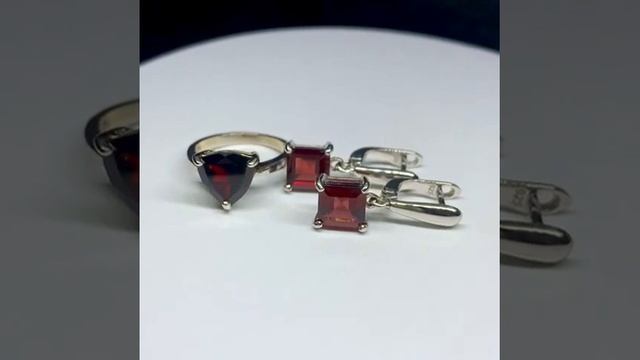 Серебряный комплект украшений с гранатом