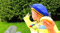 Влад и Никита Никита играет в полицейского и учит Влада правилам