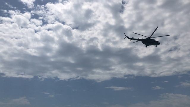 На параде 9 мая в Сухуме приняли участие боевые катера и военные вертолёты.