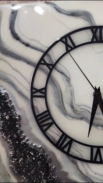 Квадратные настенные часы в монохромной расцветке