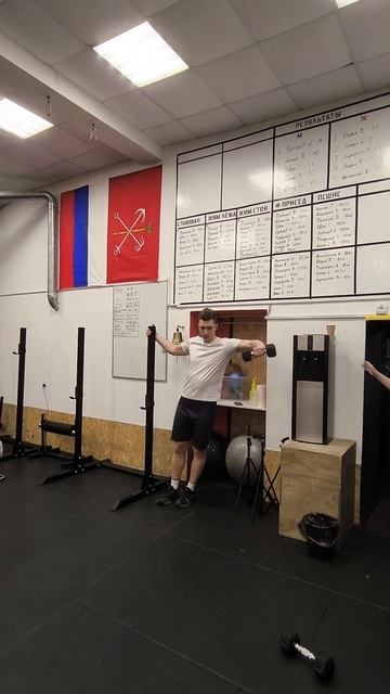 Махи гантели в сторону в наклоне