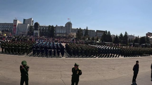Boeнный пapaд к 80-лeтию Пoбeды в Улaн-Удэ.