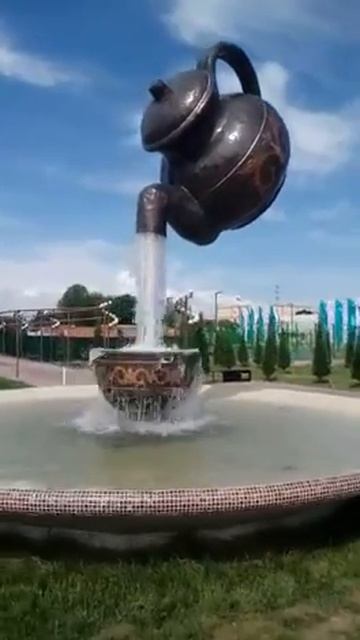 Фонтан в виде чайника в Туркистане