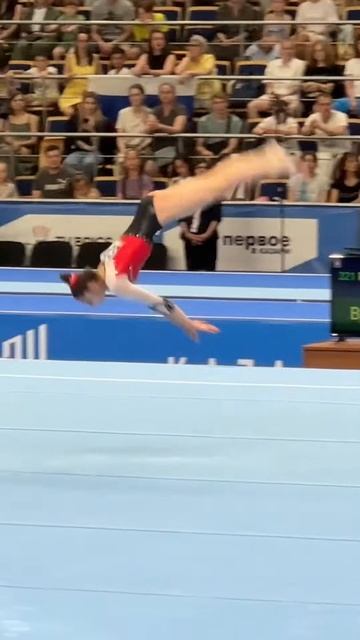 Floor Routine Perfection： A Stunning Performance to Remember