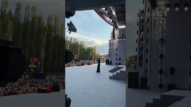Выход на сцену! Вперёд!