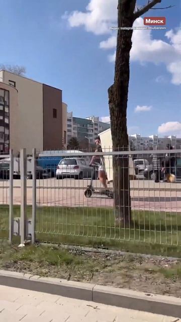 В Минске на электросамокате везли холодильник #shorts #shor