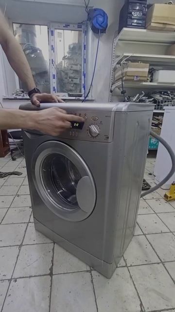 что делать если машина бьет током. Не трогайте машину.