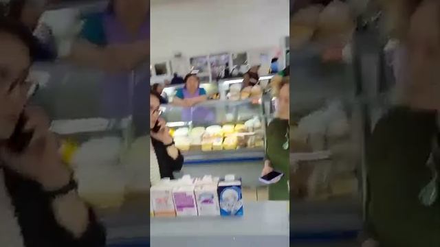 Они узнали что я хочу продавать холодильник и место и ?