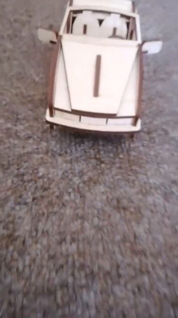 машинка из дерева.