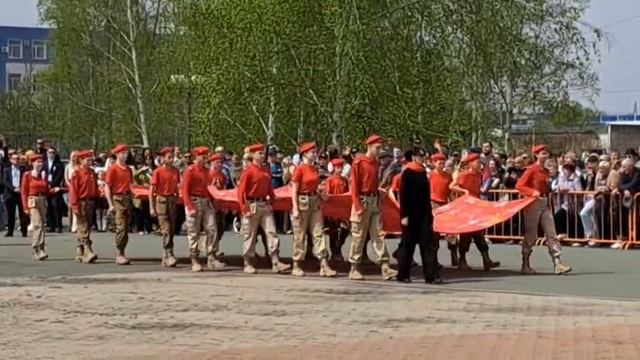 Полотно Победы торжественно внесли на площадь Славы