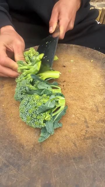 Easy way to cut broccoli #shorts