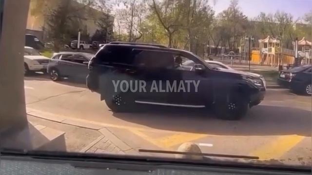 В Алматы женщина с детьми испугалась, столкнувшись с тремя агрессивными трансгендерами.
