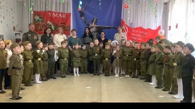 Дети вместе с воспитателями спели  песню «День Победы»
