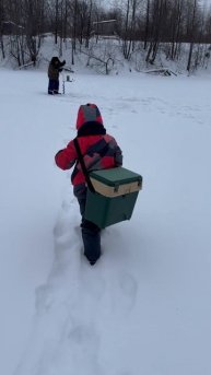 Маленький мужик топает на зимнюю рыбалку