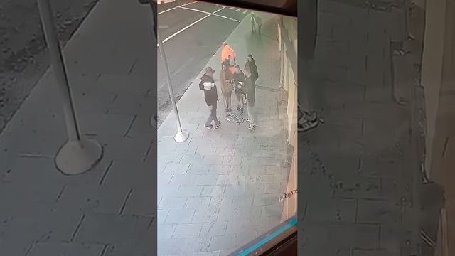 В Москве абу-бандиты толпой в крысу избили местного парня !!!