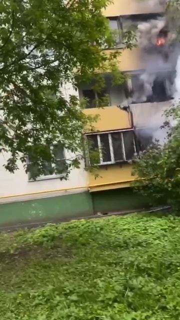 🔥Люди попали в огненную ловушку — 6 этажей дома в Печатниках отрезано огнем🔥