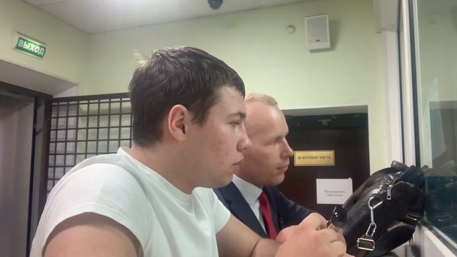 Лысый из Brazzers принимает жалобу