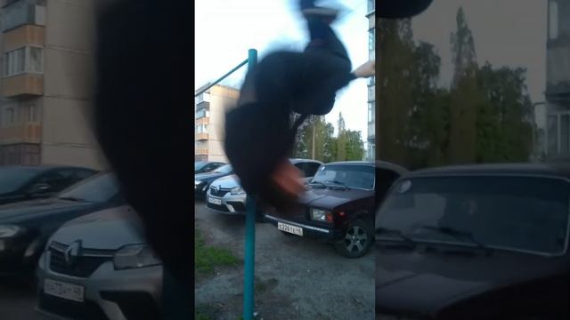 Мотоциклист на турнике для новичков  p.s разбор будет в следующем видео