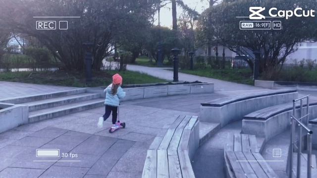Нина на самокате