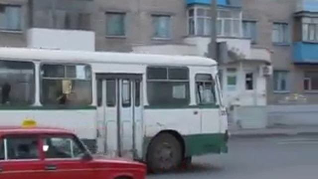 сестра дочка девочка Кариша бежит на свой автобус