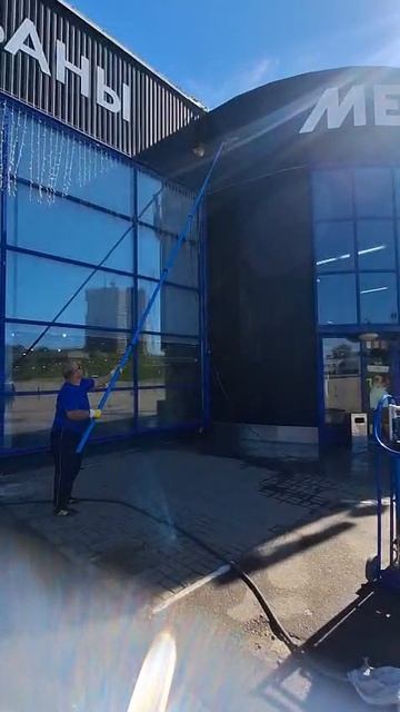 Профессиональная мойка фасадов зданий торговых центров