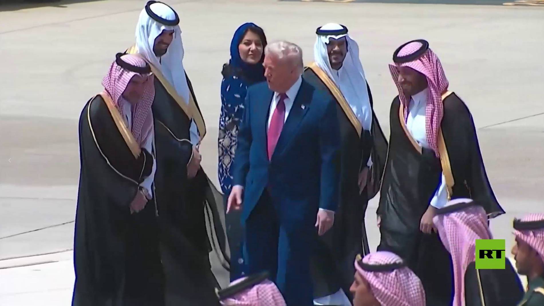 لحظة استقبال ولي العهد السعودي للرئيس الأمريكي في مطار الرياض