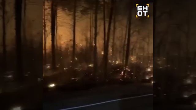 Страшные кадры из Амурской области — там сильный лесной пожар подобрался вплотную к трассе из Бла...