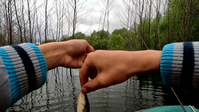 Рыбалка на старенькой лодке с другом.