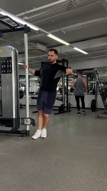 Отведение одной рукой с нижнего блока
