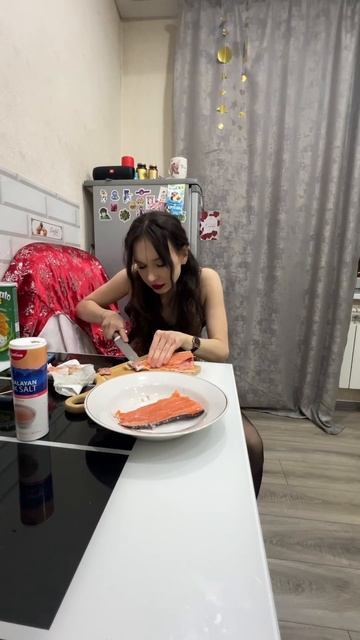 СЕМЬЯ ГИТЕЛЬМАНОВ НА НОВЫЙ ГОД СОЛИТ РЫБУ ФАРЕЛЬ 🤤