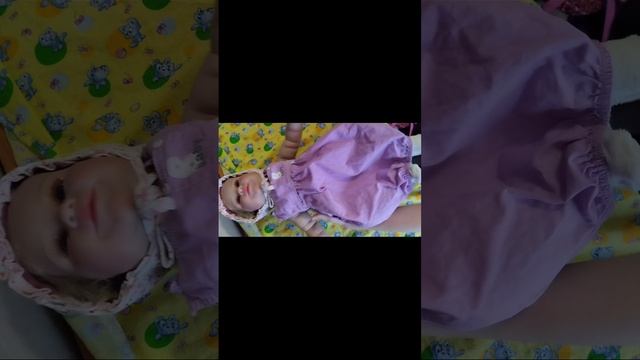 я переодиваю куклу