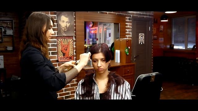 Стрижка налысо девушки в барбершопе Oldboy