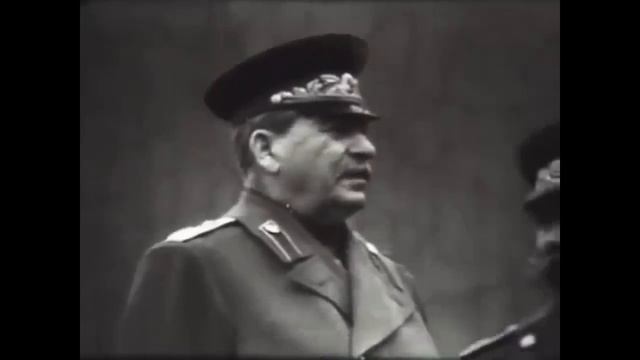 Легендарные кадры 🔥 Красноармейцы бросают фашистские знамёна к подножию мавзолея Ленина !!!