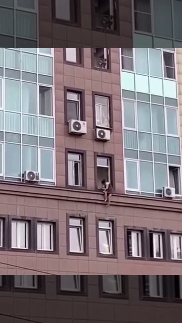 😱Шаг от гибели: пьяная девушка висела на карнизе 4 этажа в Алматы