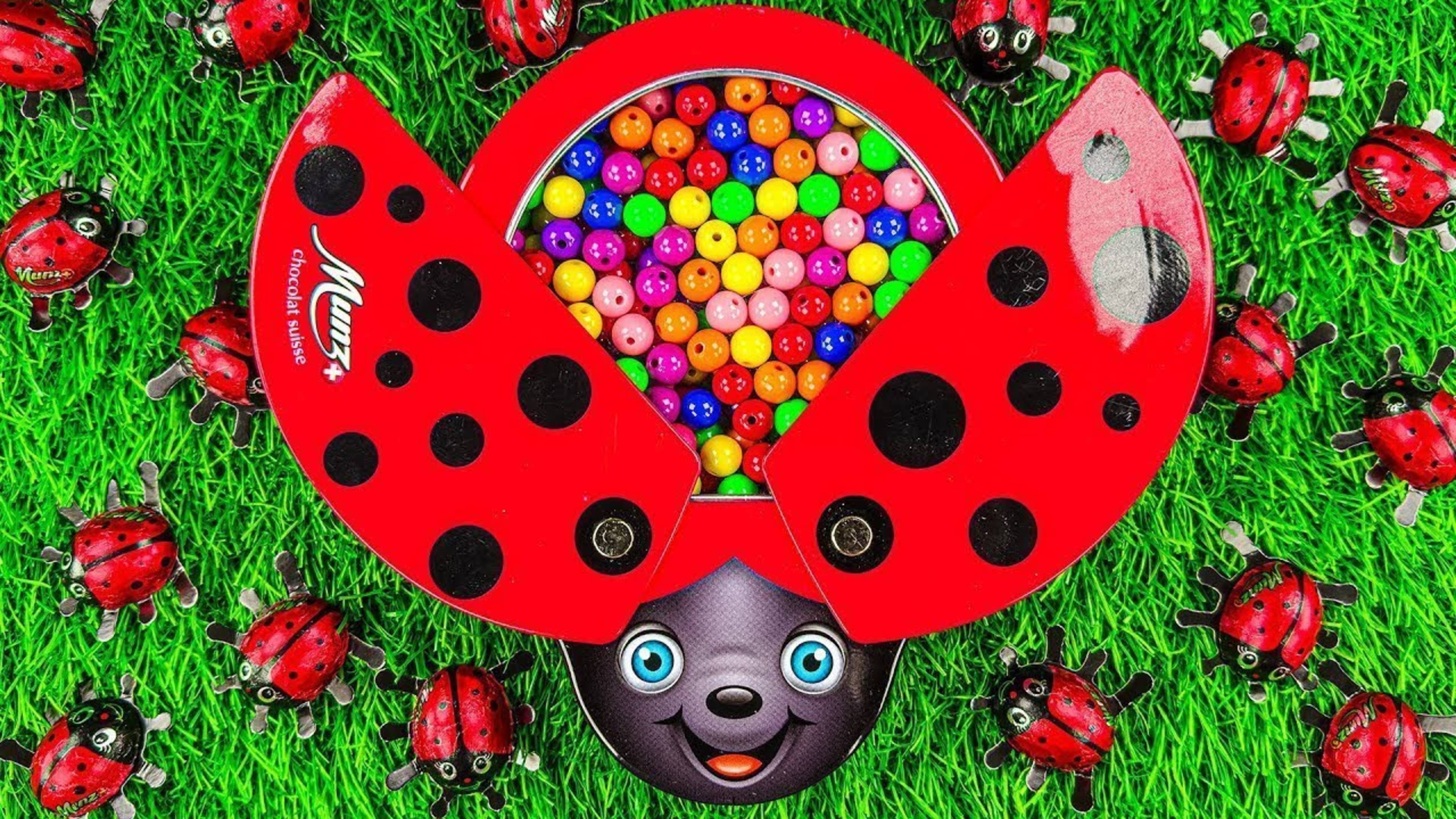 Смешиваем радужную фруктово-блестящую слизь в ванночках Lady Bug с нарезкой конфет M&M's