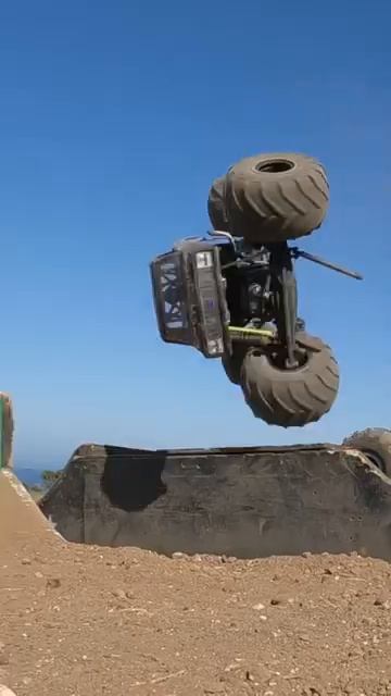 Getting rowdy with a broke truck #monstertruck #4x4 #losi #rc #flip #send #shorts