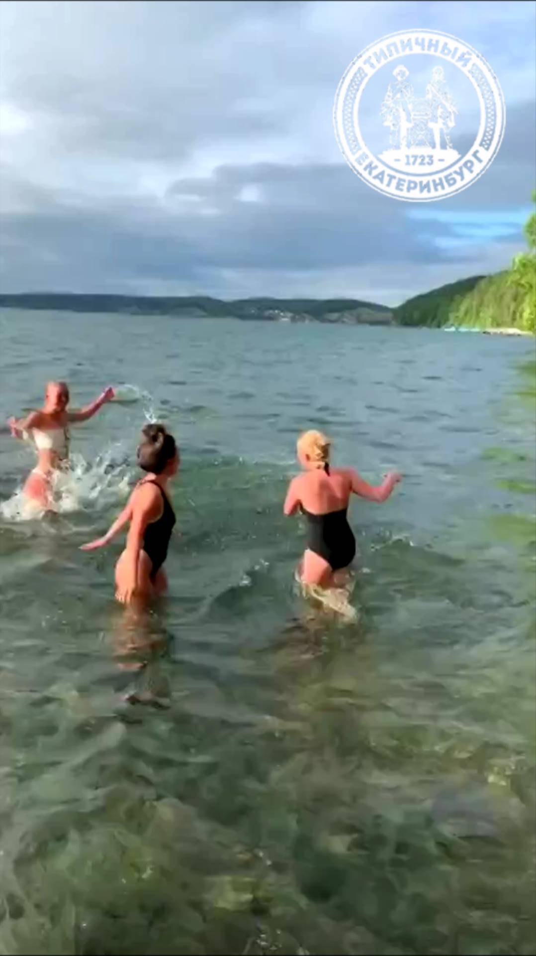 Храбрые девчонки искупались в ледяных водах озера Тургояк
