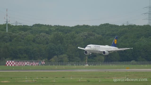 Эйрбас А319 авиакомпании Люфтганза приземляется в аэропорту Дюссельдорфа.