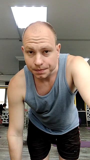 Упражнение с гантелей в наклоне на спину у подоконник?