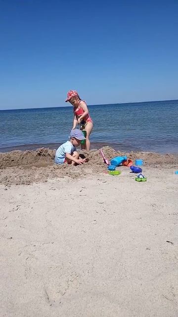 Аня и Андрей на море строят бассейн!