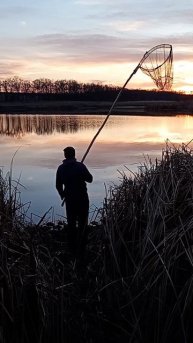 🐟 Рыбалка! ВЕЧЕРОМ НА ОЗЕРЕ - СТОЯЛ РЫБАК С ПОДСАДЧИКО