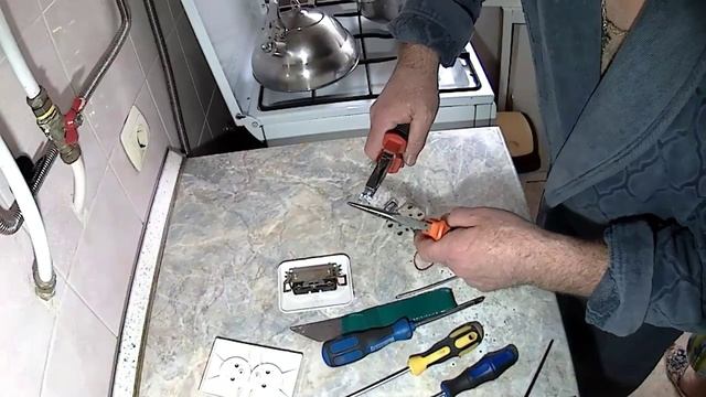 Как закрепить выпадающую розетку...