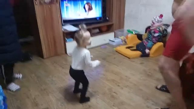 Вика отжигает. Маленькая танцовщица. #танцы #популярное #видео #прикол #страничка
